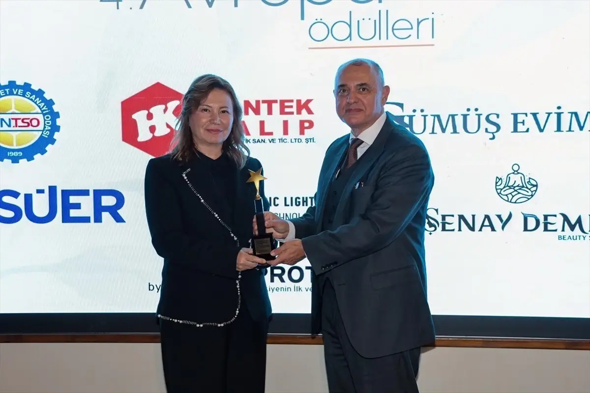 Prof. Dr. Aydın’a Yılın Ödülü